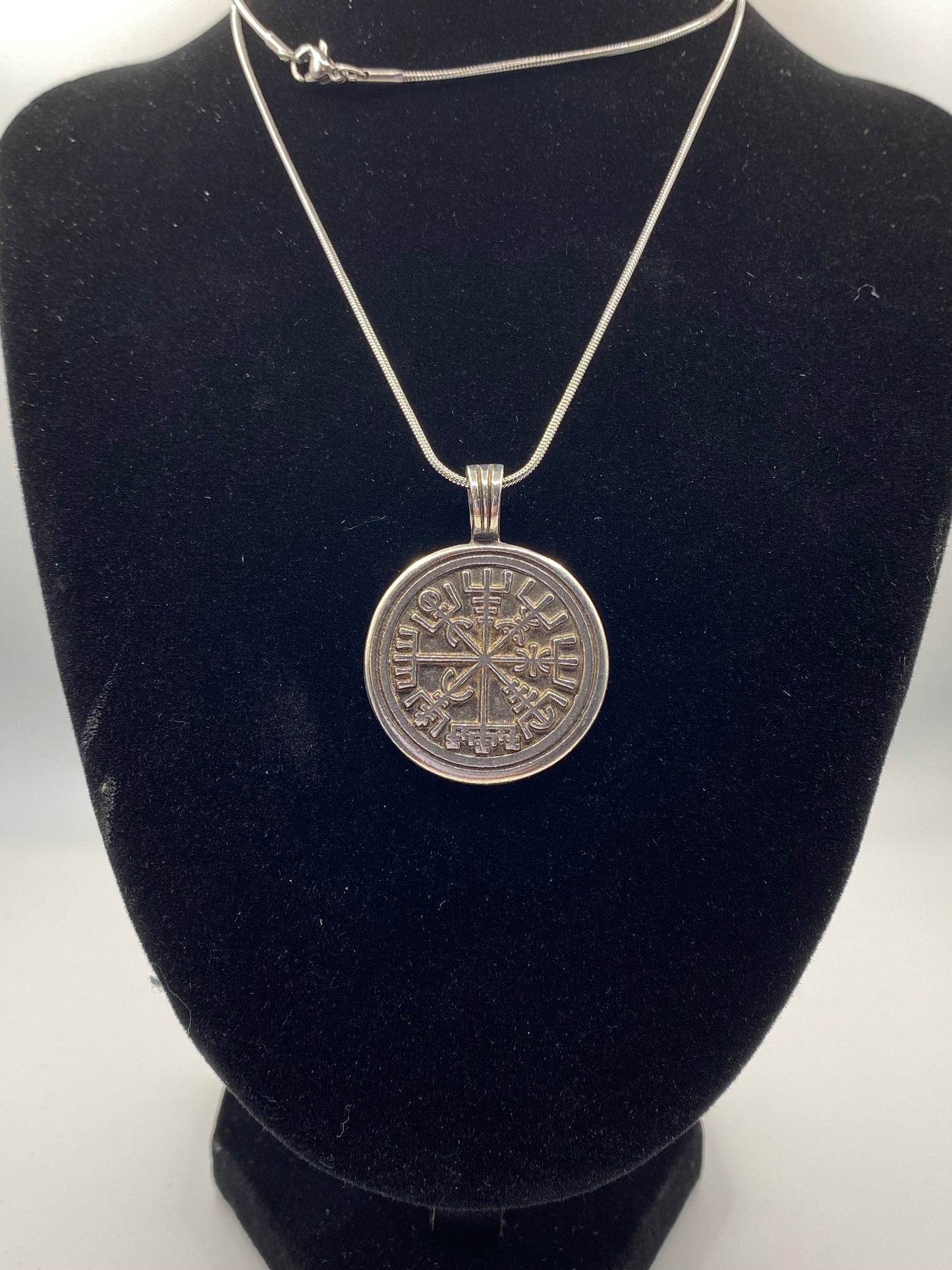 Wayfinder Rune Pendant - Pewter